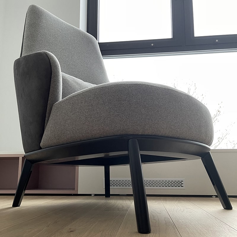 Дизайнерское кресло на деревянных опорах