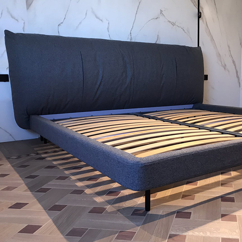 Дизайнерская кровать с мягким комфортным изголовьем